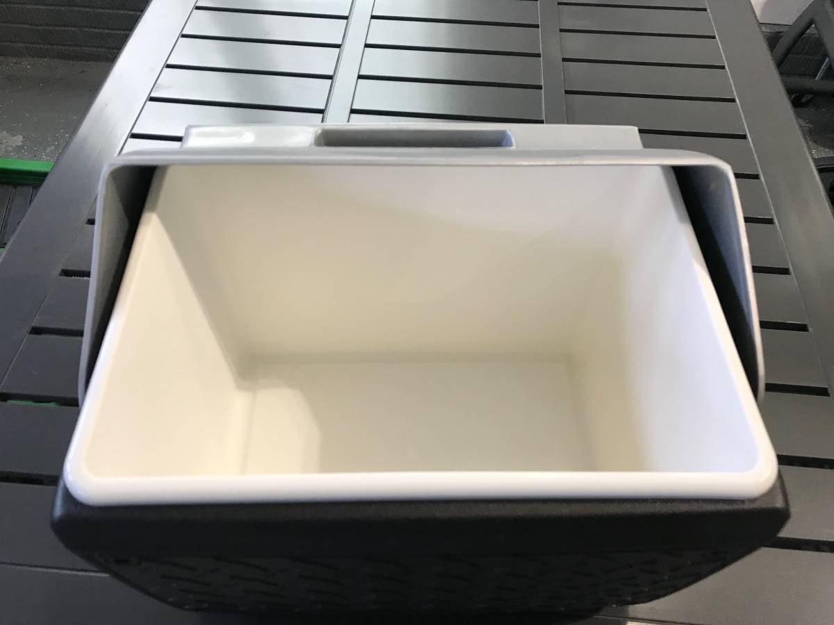 Igloo Playmate The Boss Cooler Box 14 Quart - Shop Hard-sided Coolers at Trekaline