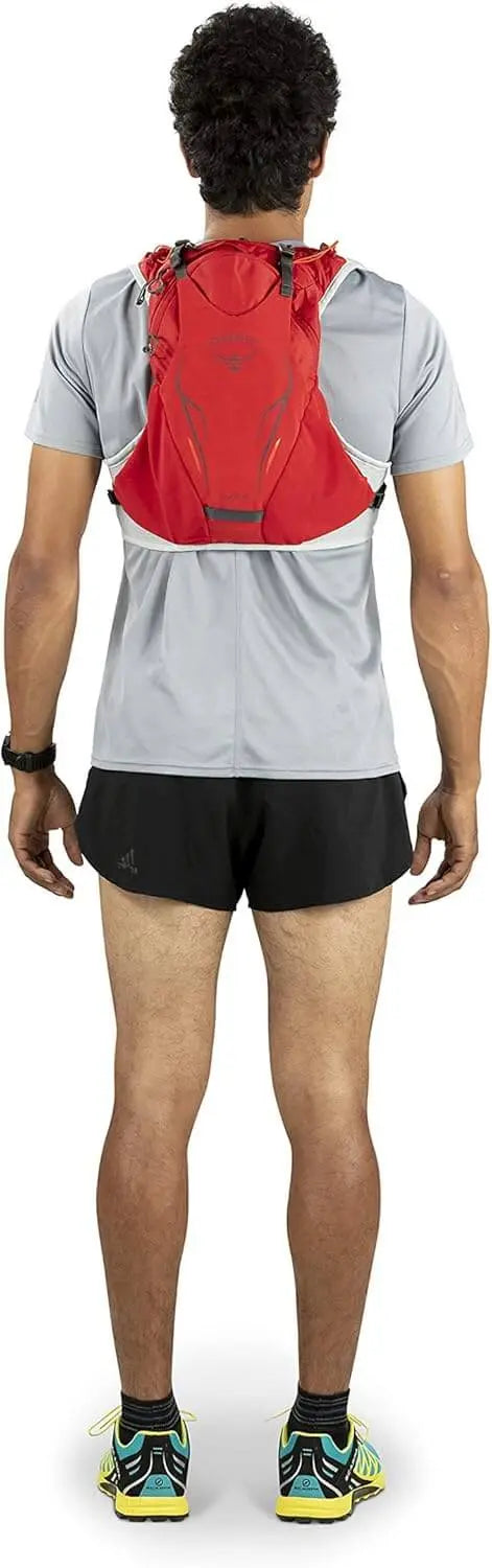 Man wearing Osprey Duro 6 - Men backpack, ideal for trail runners with 1.5-liter reservoir, made of recycled materials.