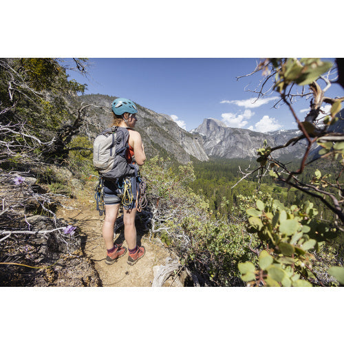 Alps Mountaineering Hydro Trail 17 Hydration PackĀ - ShopĀ Hiking Hydration PacksĀ atĀ Trekaline