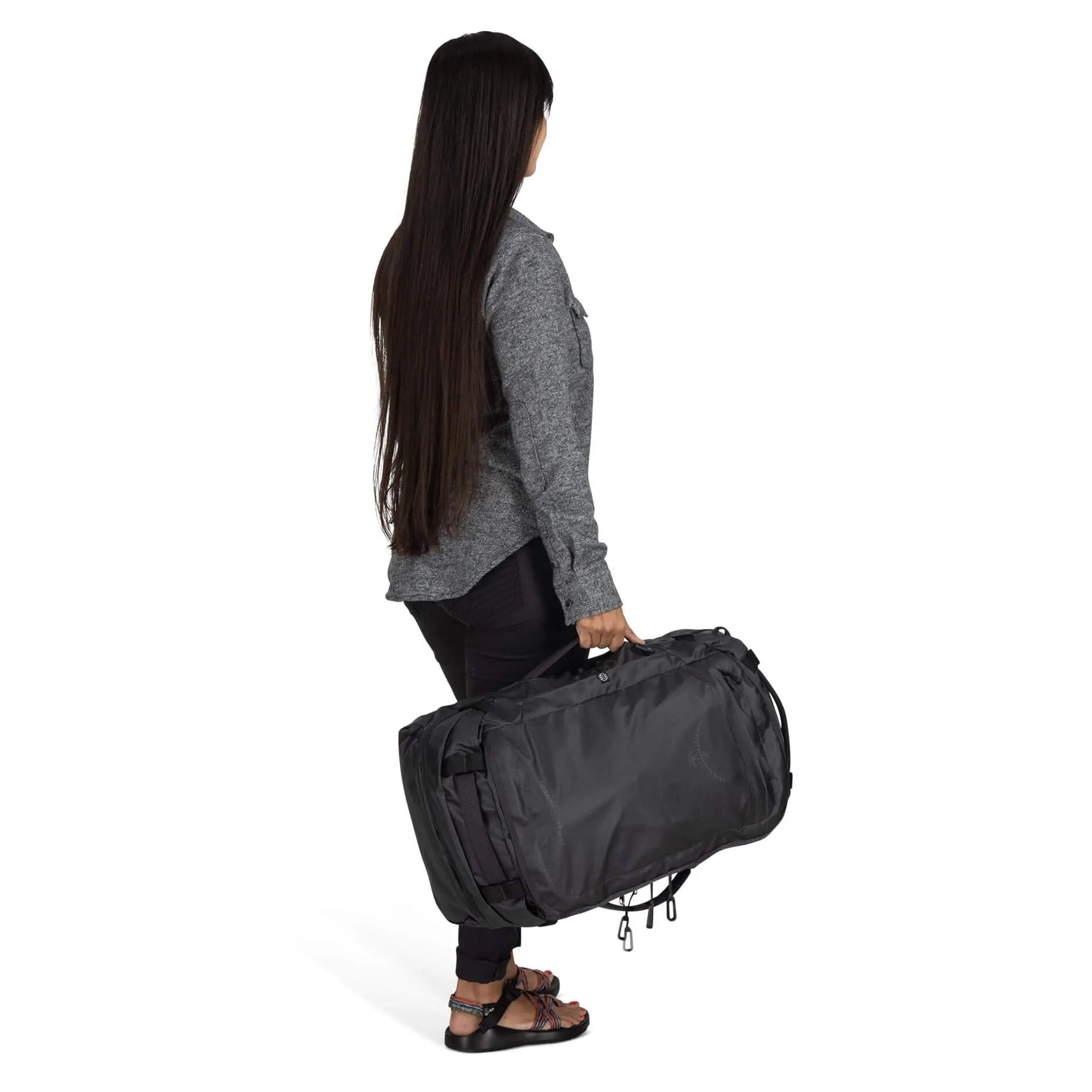 Transporter Squffel 44 bag being carried by a woman, showcasing rugged design and weatherproof material.