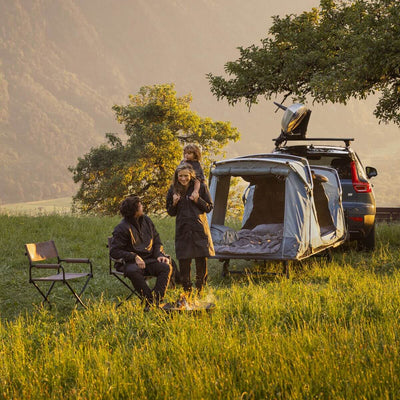 Family enjoying nature with Thule Thule Outset - 3-person towbar-mounted car tent attached to vehicle.