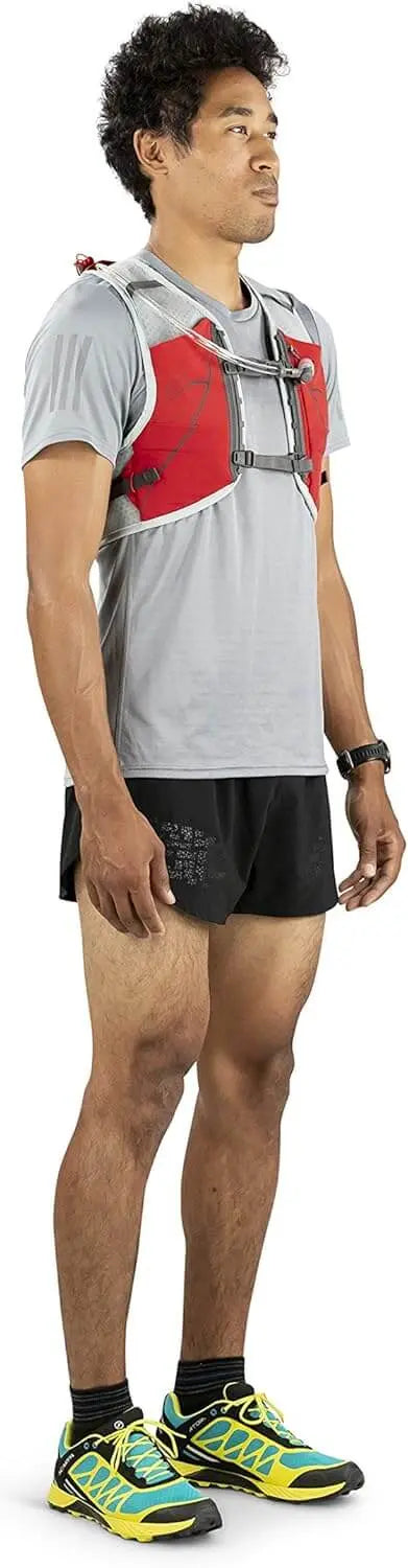 Man wearing Osprey Duro 6 - Men trail running vest with 1.5-liter reservoir, designed for long trails and racing with 100% recycled materials.