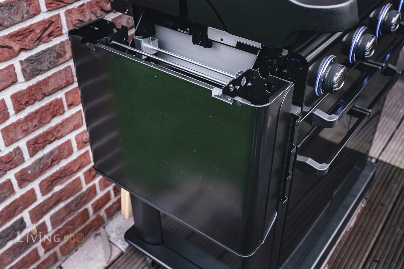 Side view of Campingaz 4 Series Onyx S Outdoor Gas BBQ Grill with stainless steel details and controls