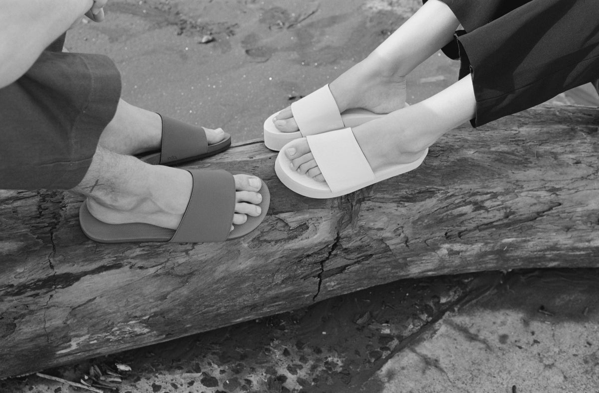 Indosole Women's ESSNTLS Platform Slides