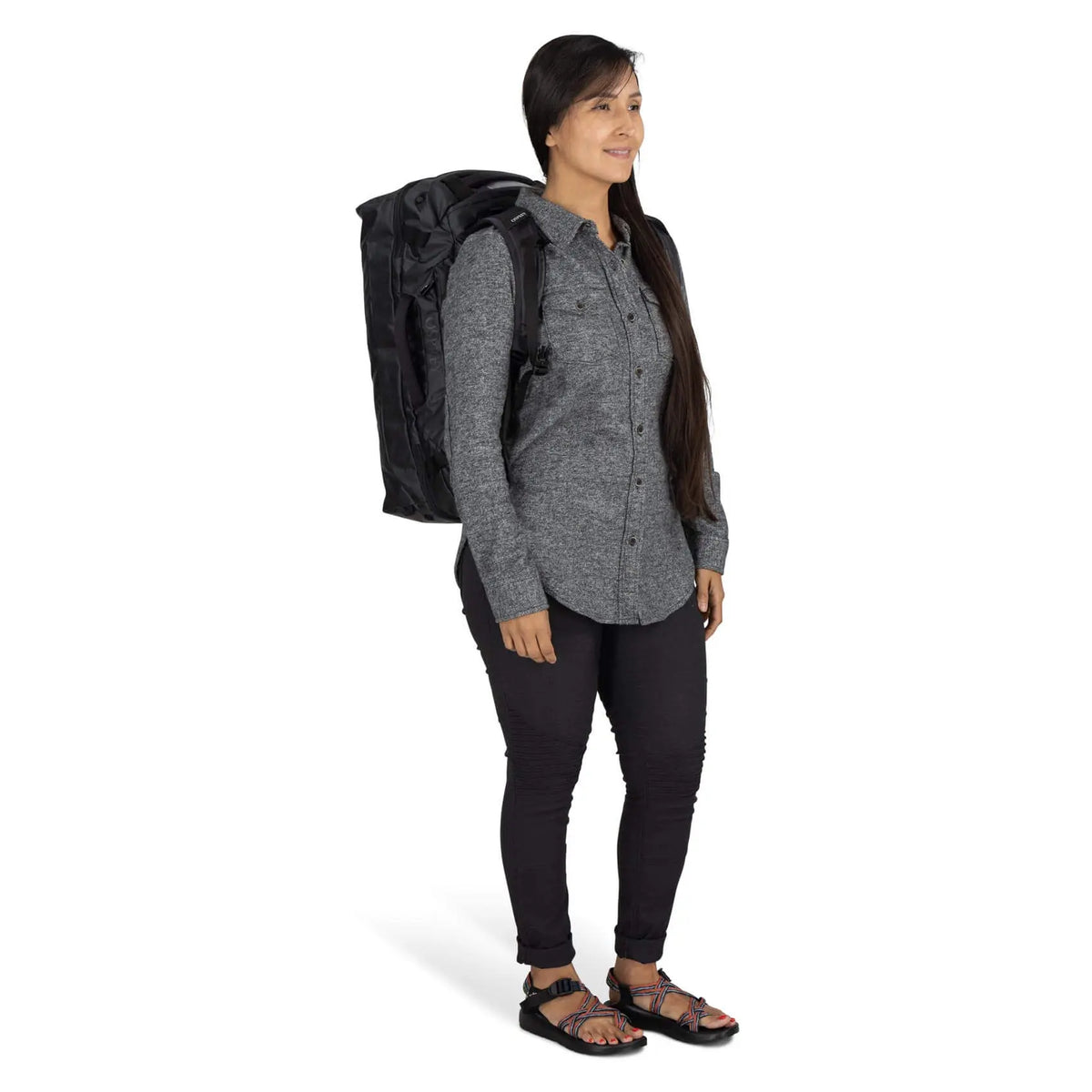 Woman wearing the Transporter Squffel 44 backpack, perfect for adventure and travel.