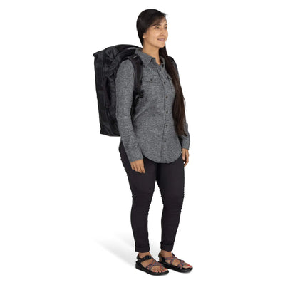 Woman wearing the Transporter Squffel 44 backpack, perfect for adventure and travel.