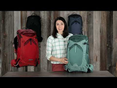 Manta 24 - Men hydration daypack showcased by a presenter with various color options in the background.