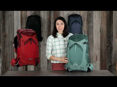 Manta 24 - Men hydration daypack showcased by a presenter with various color options in the background.