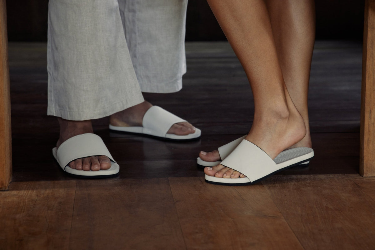Indosole Women's ESSNTLS Slides